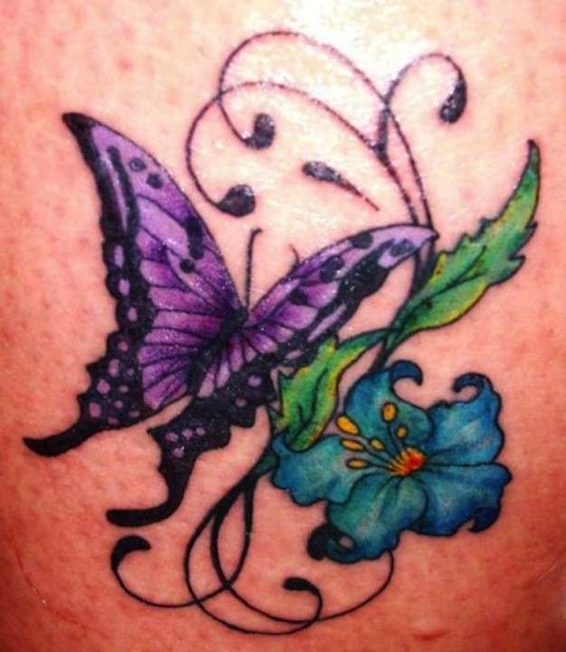 Tatuaje de mariposa violeta