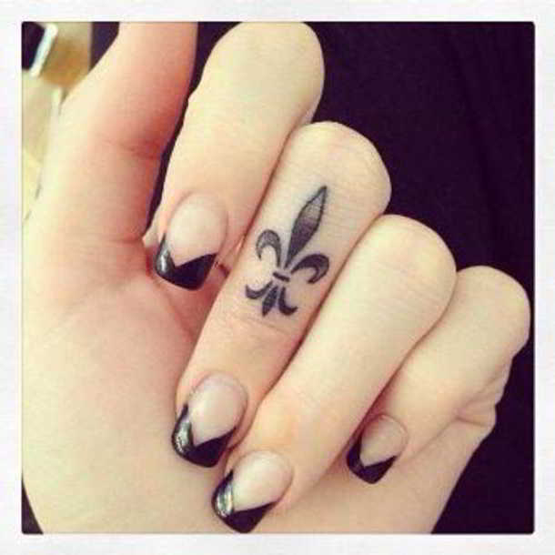 Tatuajes en los dedos: lis