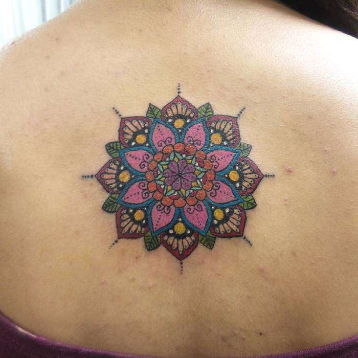Tatuaje de mandala en colores