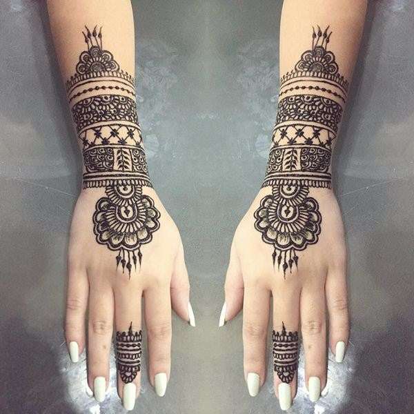 Tatuaje de henna en las manos