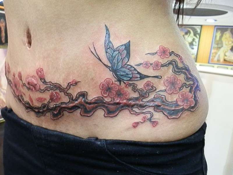 Tatuaje de mariposa y rama de cerezo