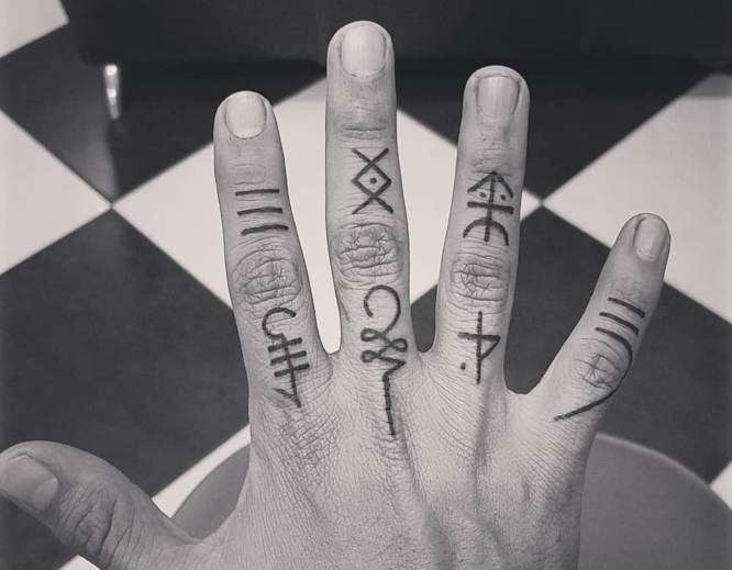 Tatuajes en los dedos: diferentes símbolos