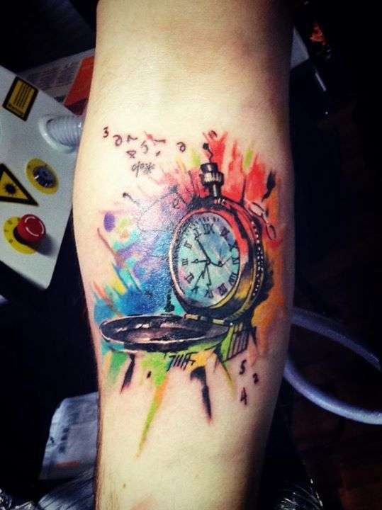Tatuaje de reloj en el brazo