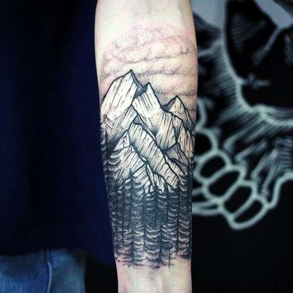 Tatuaje de bosque y montañas