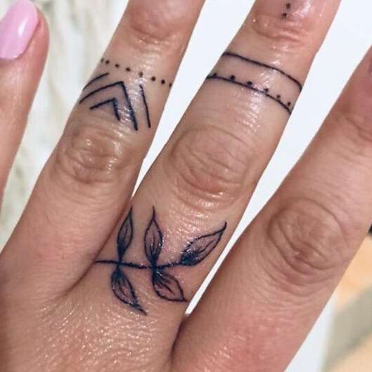 Tatuajes en los dedos: hojas
