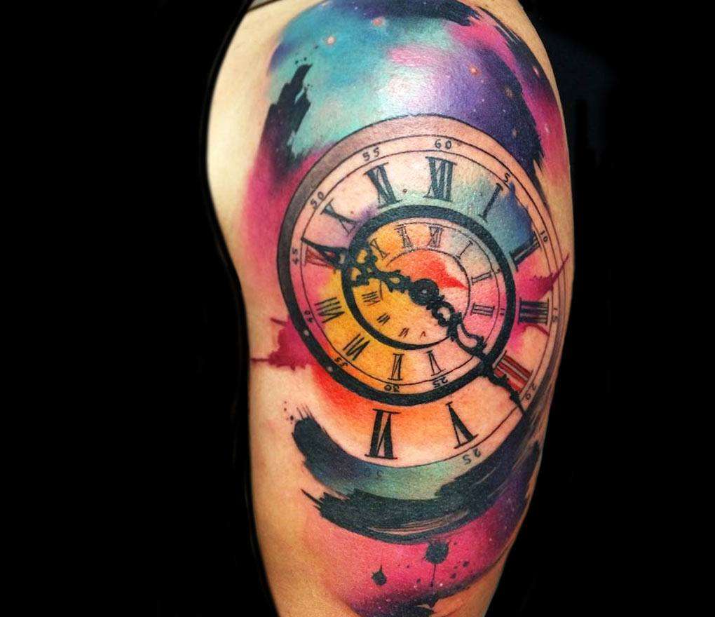 Tatuaje de reloj en espiral en colores