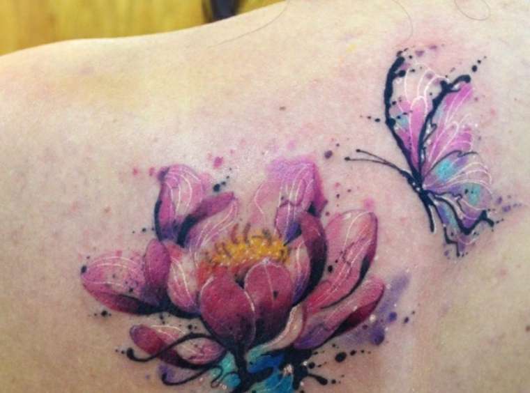 Tatuaje de mariposa y flor de loto