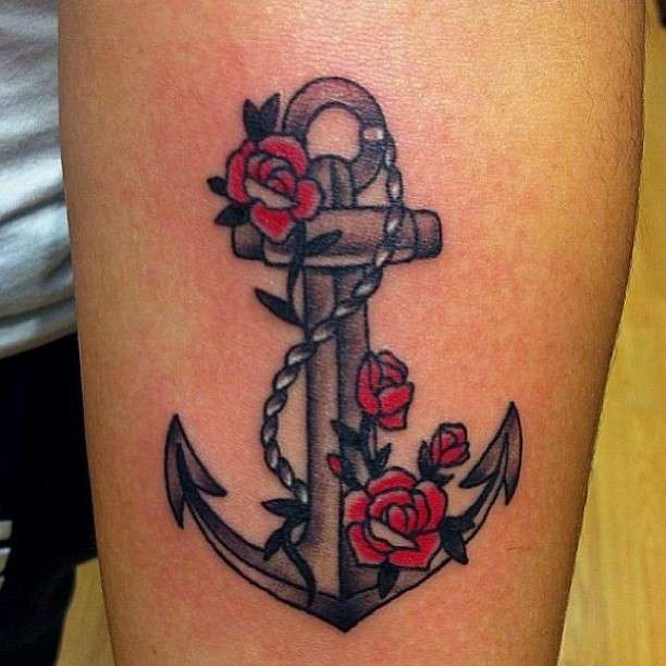 Tatuaje de ancla con rosas