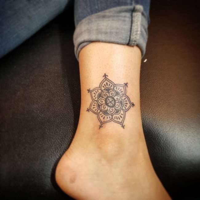 Tatuaje de mandala en el tobillo