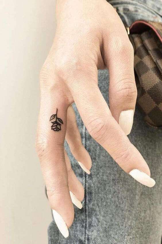 Tatuajes en los dedos: rosa
