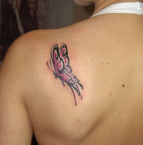 Tatuaje de mariposa en el hombro