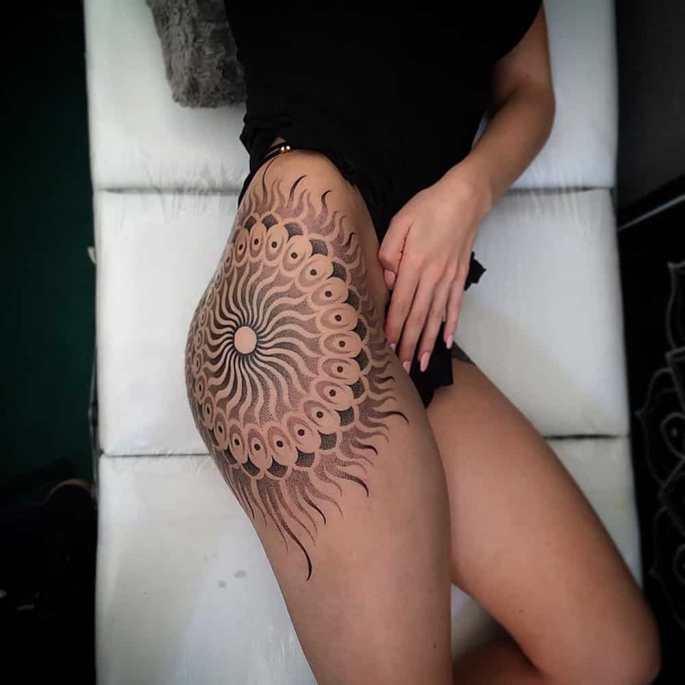 Tatuaje de mandala en la cadera