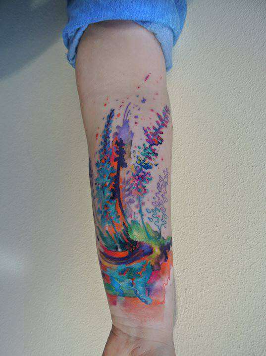 Tatuaje de bosque a todo color