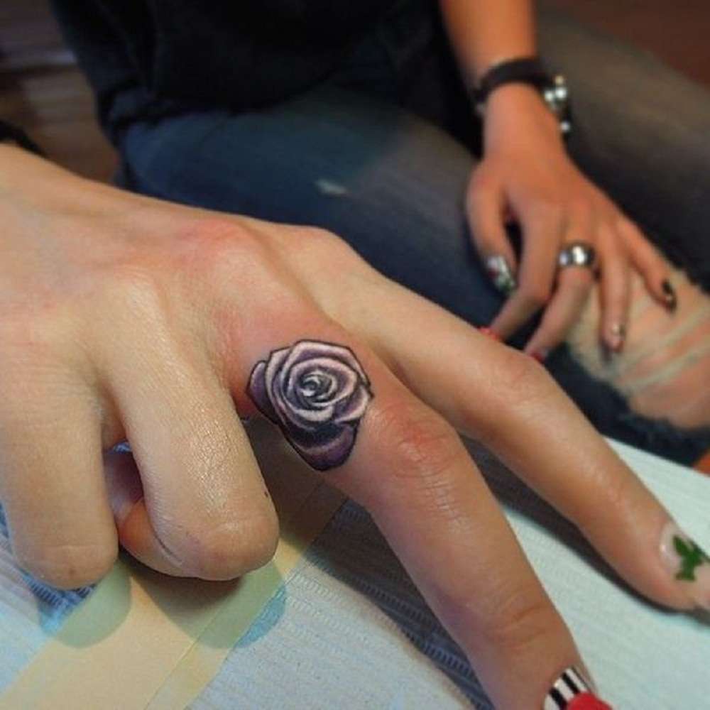 Tatuaje en los dedos: rosa en colores