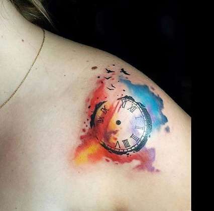 Tatuaje de reloj en el hombro
