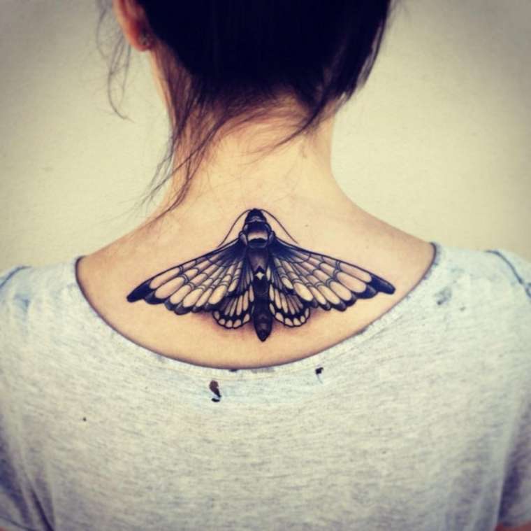 Tatuaje de mariposa nocturna en la nuca