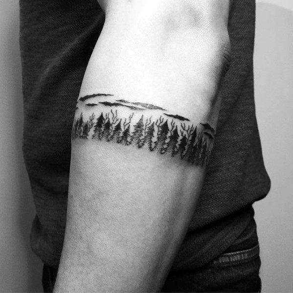 Tatuaje de bosque en el brazo