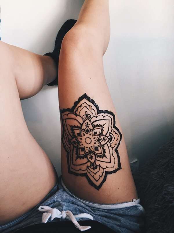 Tatuaje de henna negro en el muslo
