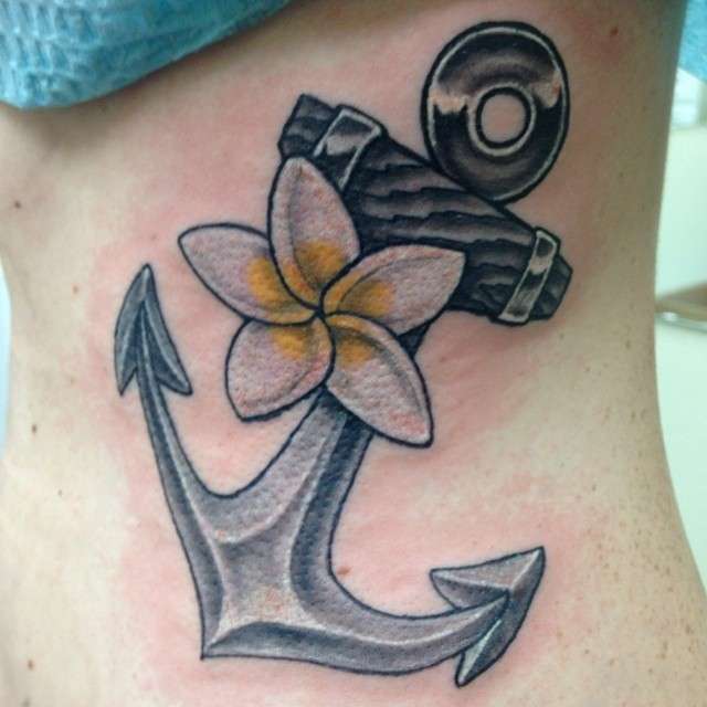 Tatuaje de ancla y flor