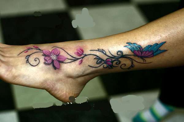 Tatuaje de mariposa y flores sakura