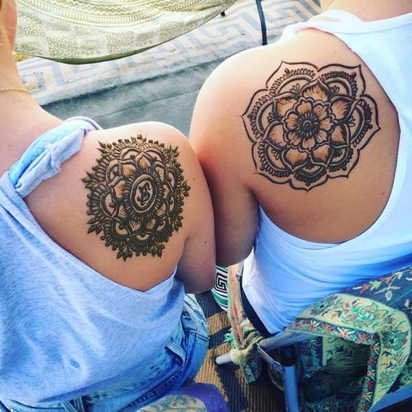 Tatuaje de henna en los hombros