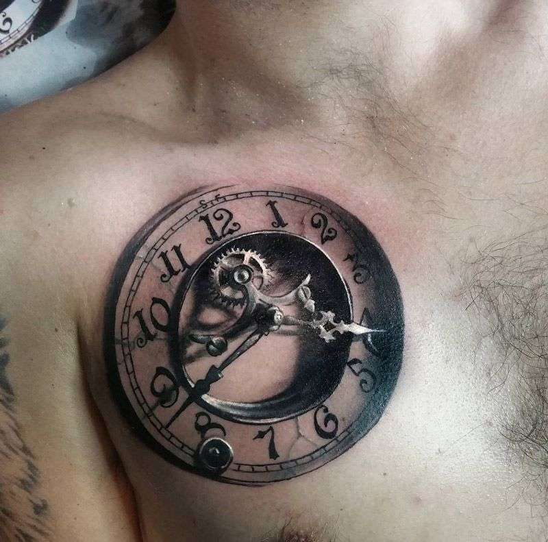 Tatuaje de reloj en el pecho