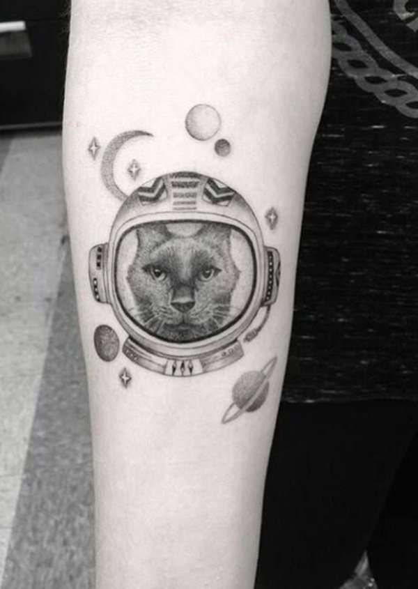 Tatuaje de gato astronauta