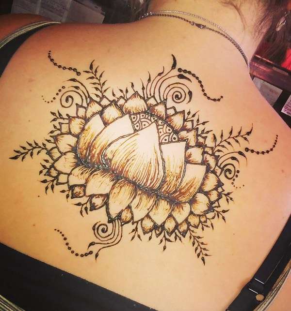 Tatuaje de henna en la espalda
