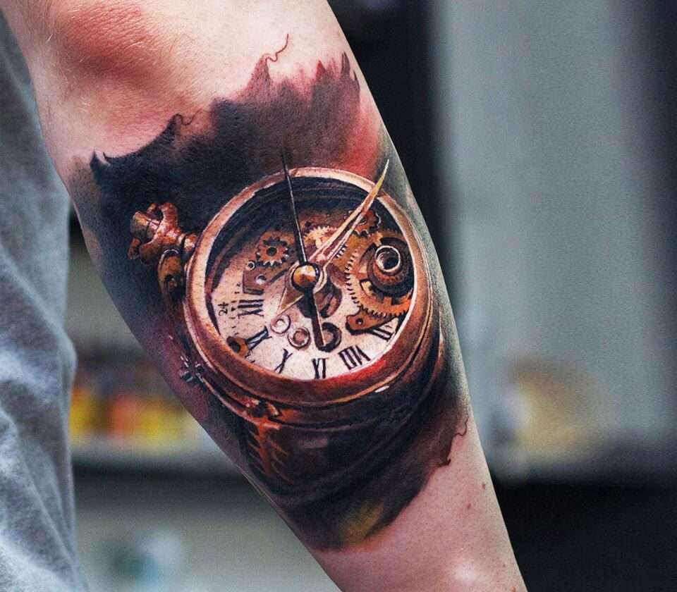 Tatuaje de reloj en colores