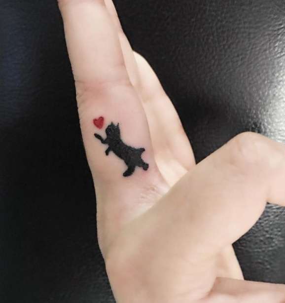 Tatuaje en los dedos: gato