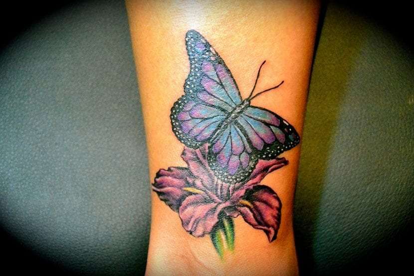 Tatuaje de mariposa y flor