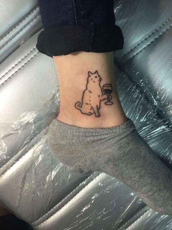 Tatuaje de gato en el tobillo