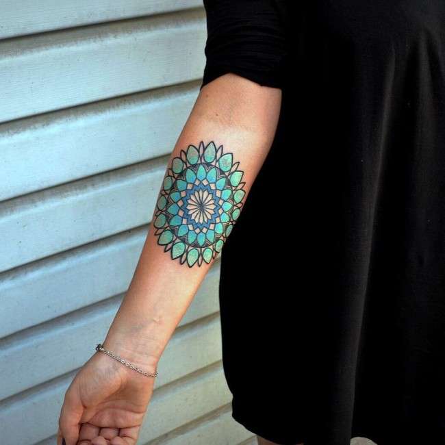 Tatuaje de mandala color turquesa