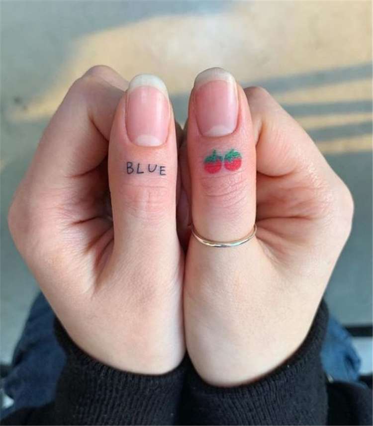 Tatuaje en los dedos: palabra y frutos