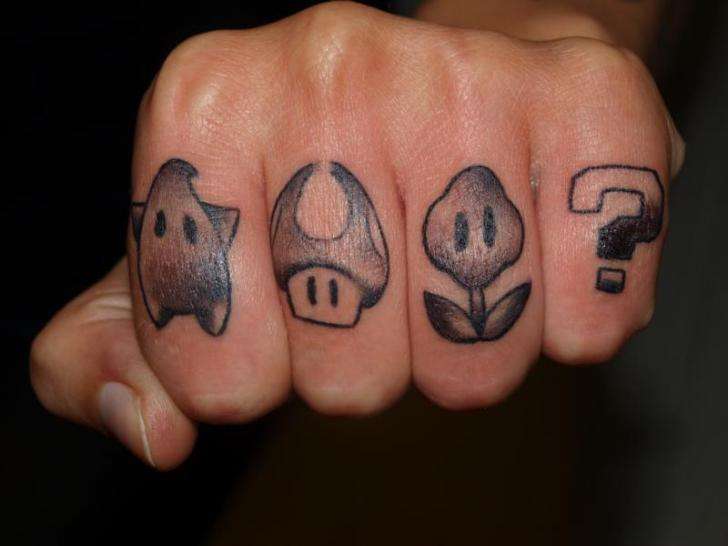 Tatuaje en los dedos: super mario