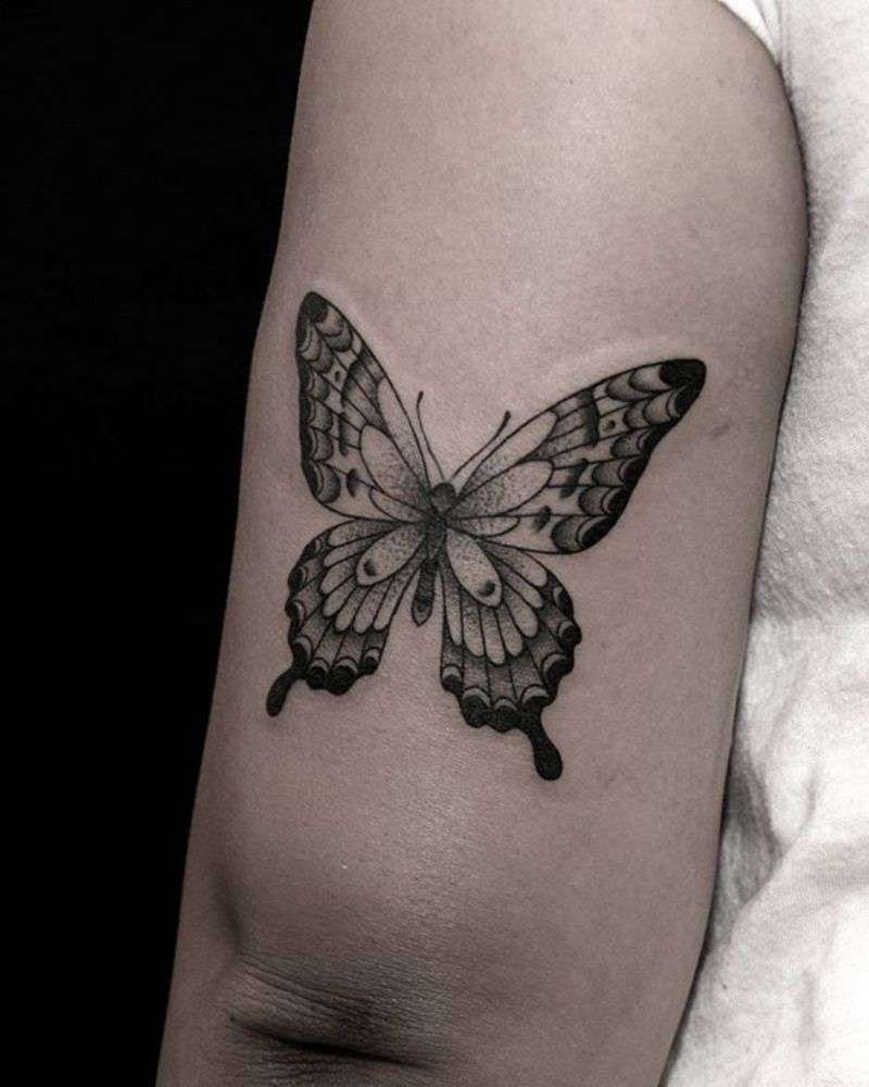 Tatuaje de mariposa en color negro