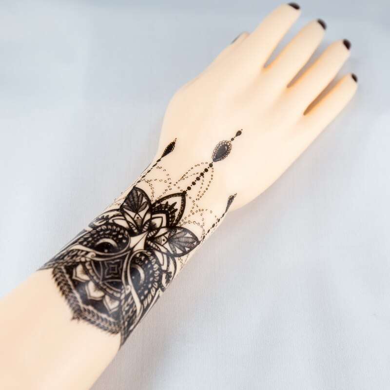 Tatuaje de henna negro