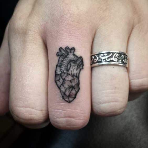 Tatuaje en los dedos: corazón