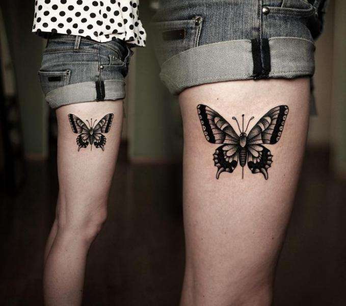 Tatuaje de mariposa en el muslo
