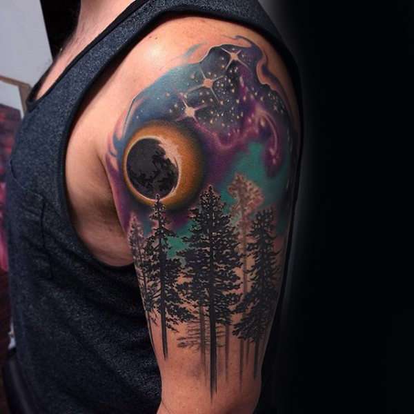 Tatuaje de bosque en el brazo