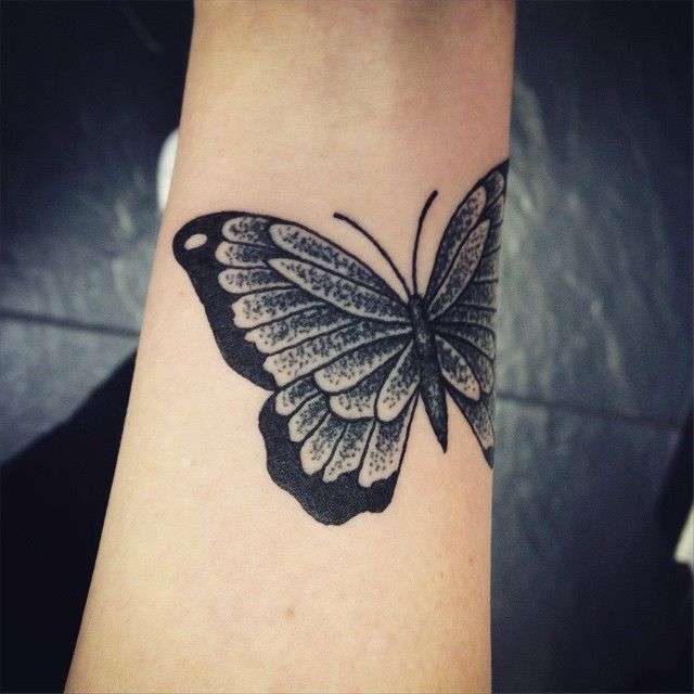Tatuaje de mariposa dotwork