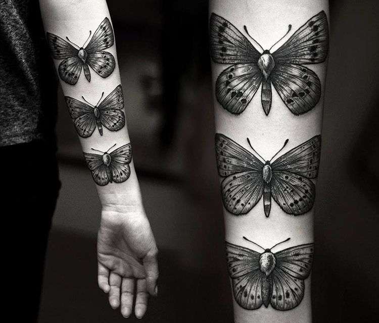 Tatuaje de tres mariposas en el brazo