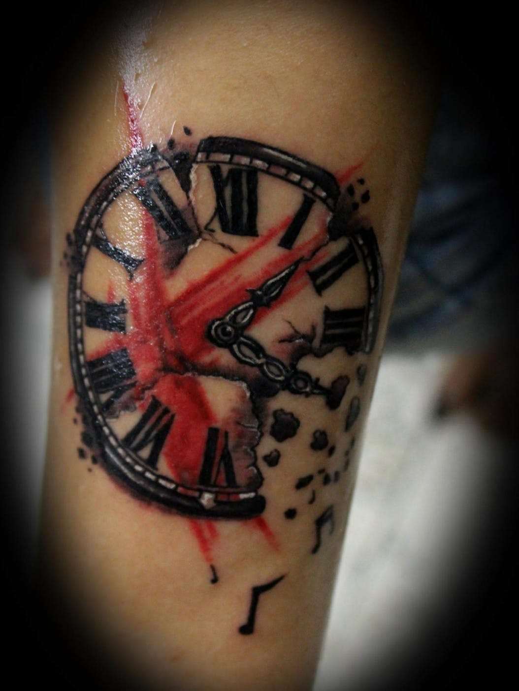 Tatuaje de reloj y brazo