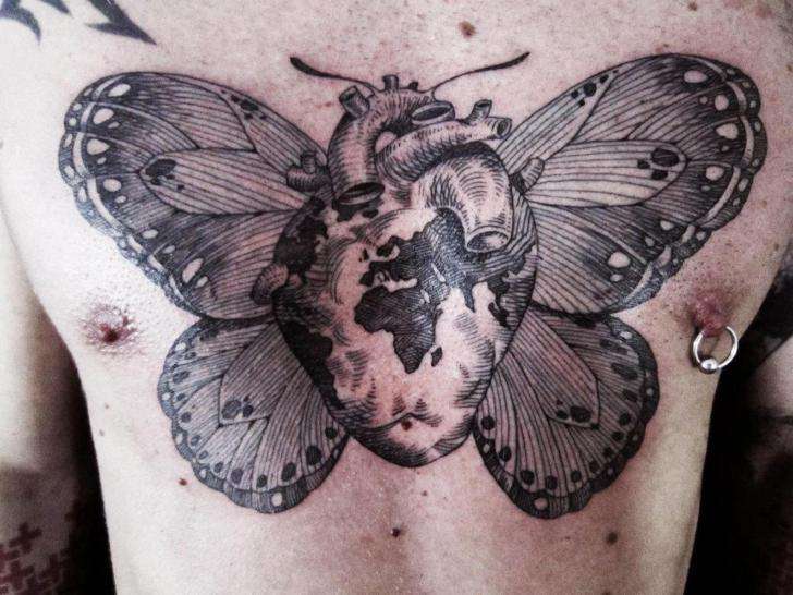 Tatuaje de mariposa y corazón