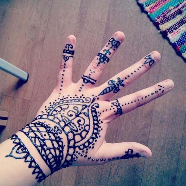 Tatuaje de henna negro en la mano