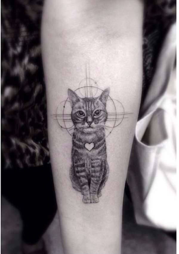 Tatuaje de gato en el brazo