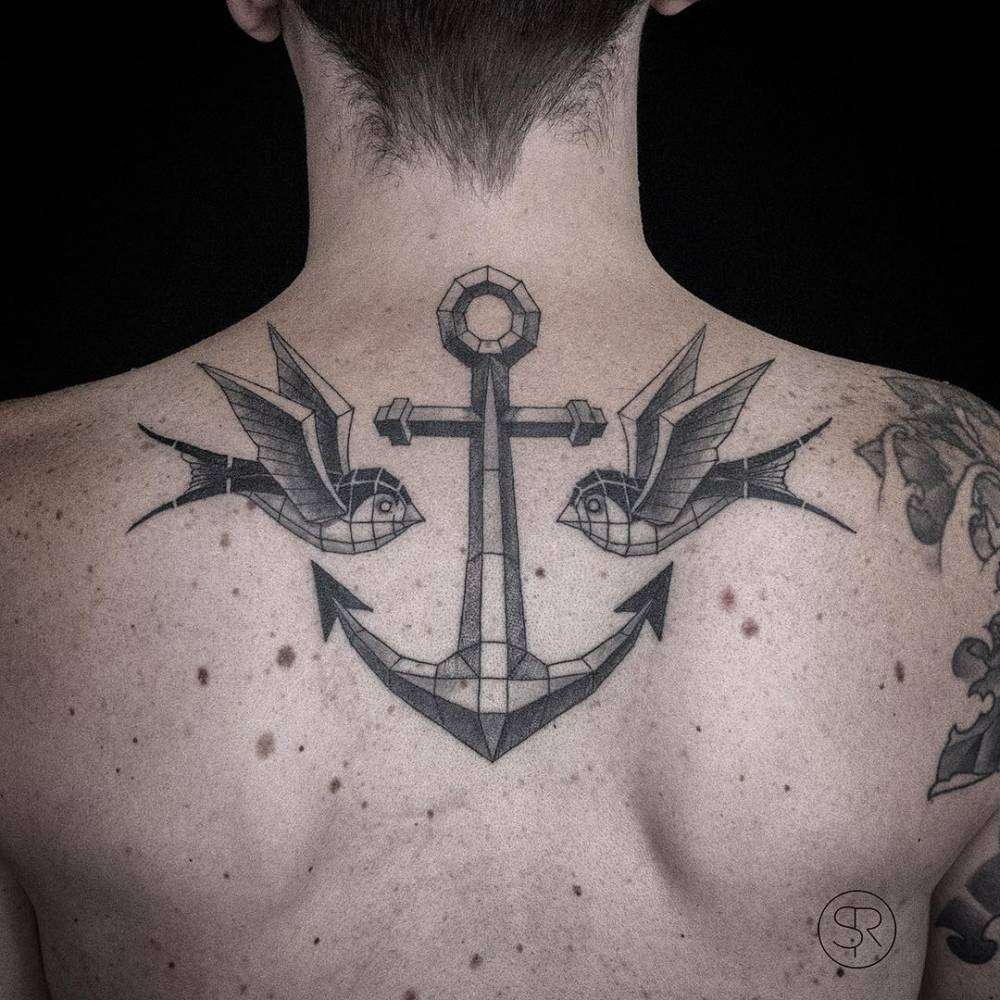 Tatuaje de ancla en la espalda