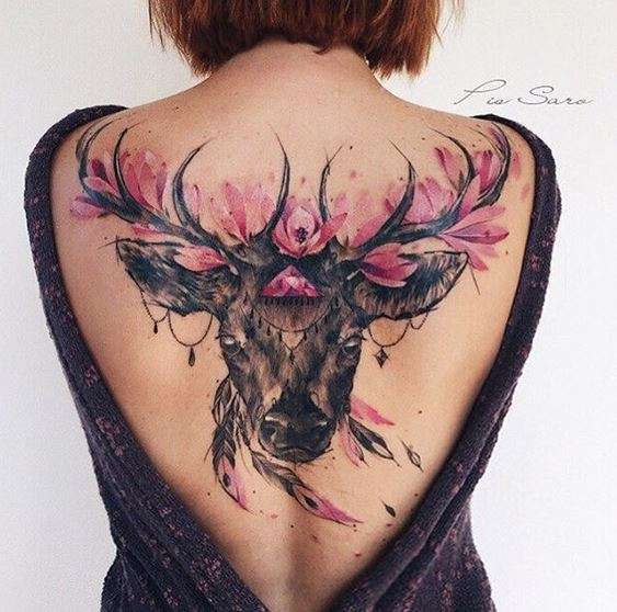 Tatuaje de venado en la espalda