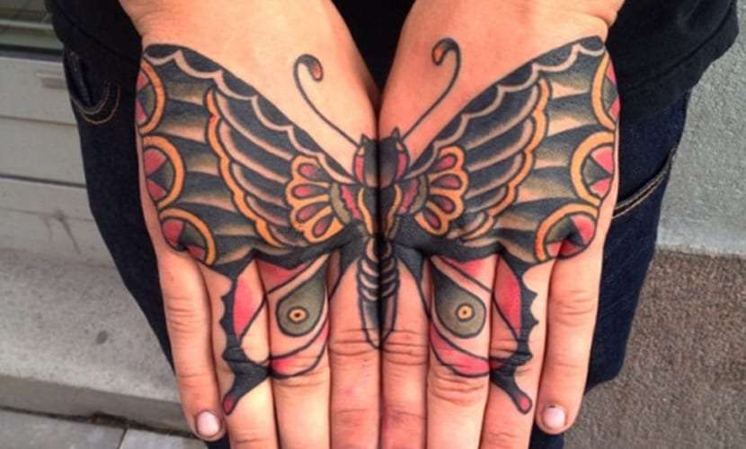 Tatuaje de mariposa en los dedos