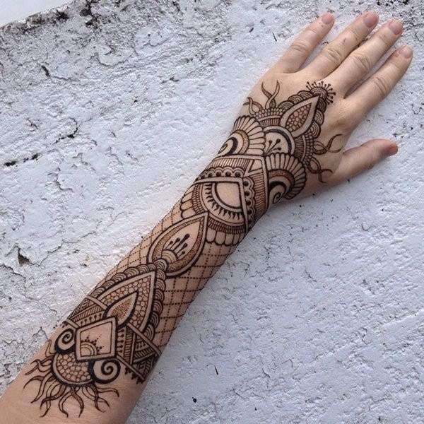 Tatuaje de henna en mano y antebrazo